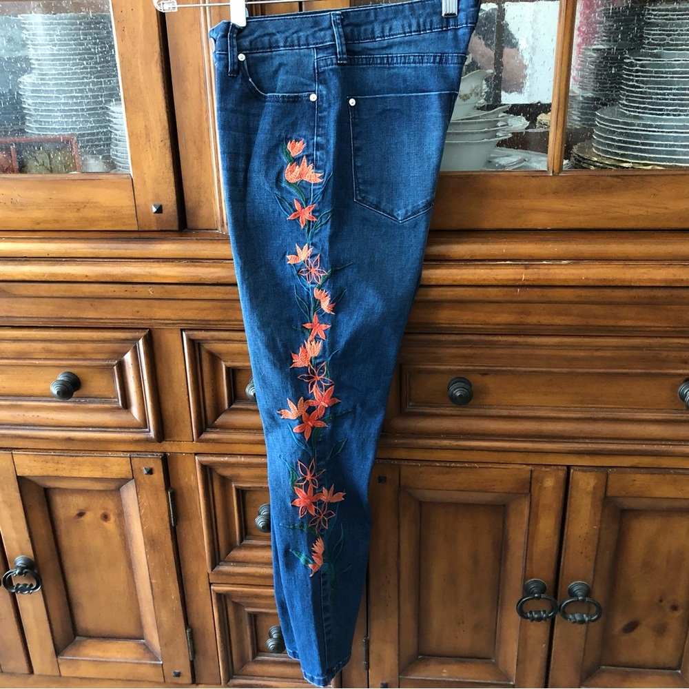 EUC Just Fab embroidered jeans - Picture 5 of 9